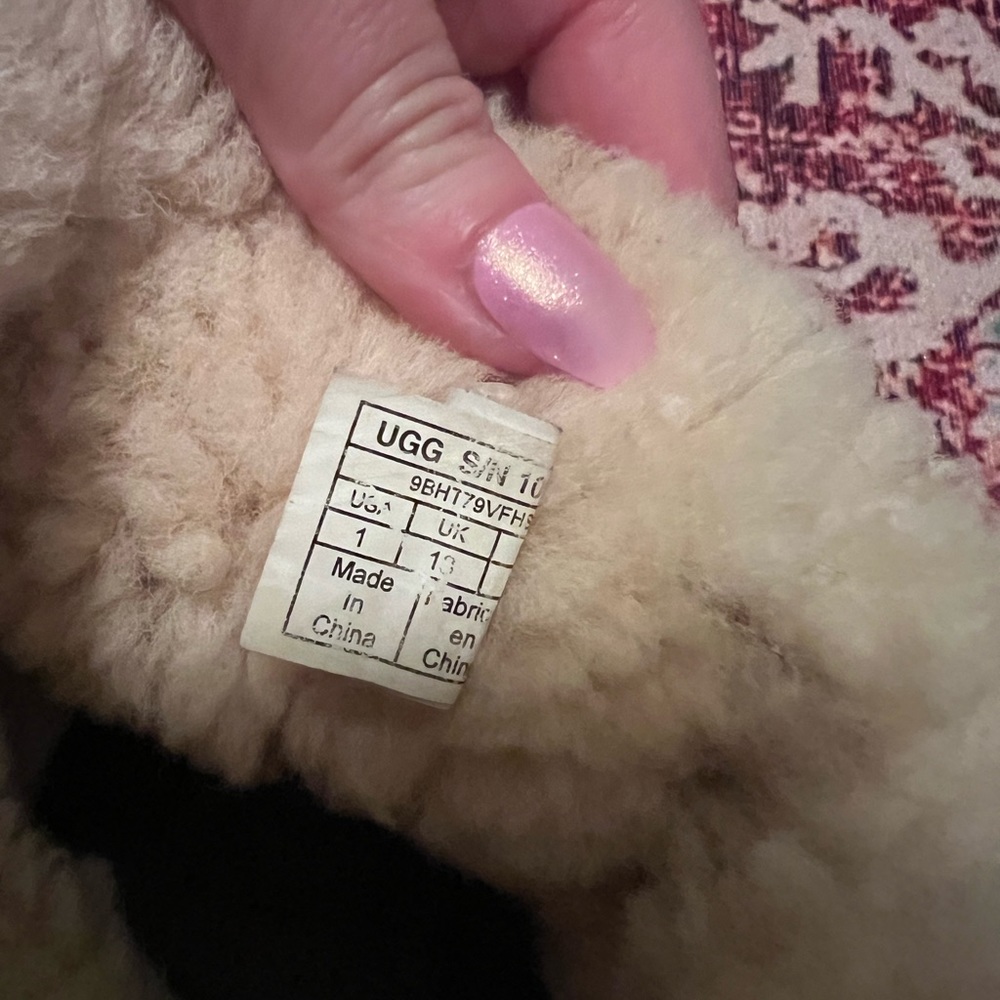 Kids uggs. - Picture 3 of 3